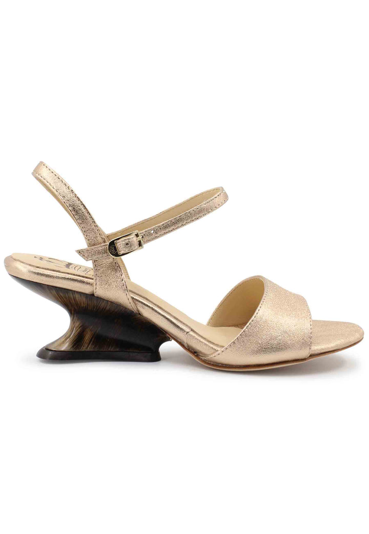 Spatarella Sandali donna in pelle laminata nude con zeppa bassa Latest stili