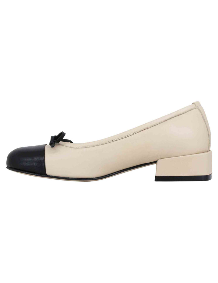 Spatarella Ballerine donna in pelle beige con puntale e fiocco nero Grandi sconti