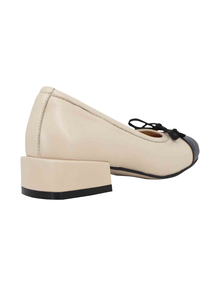 Spatarella Ballerine donna in pelle beige con puntale e fiocco nero Grandi sconti